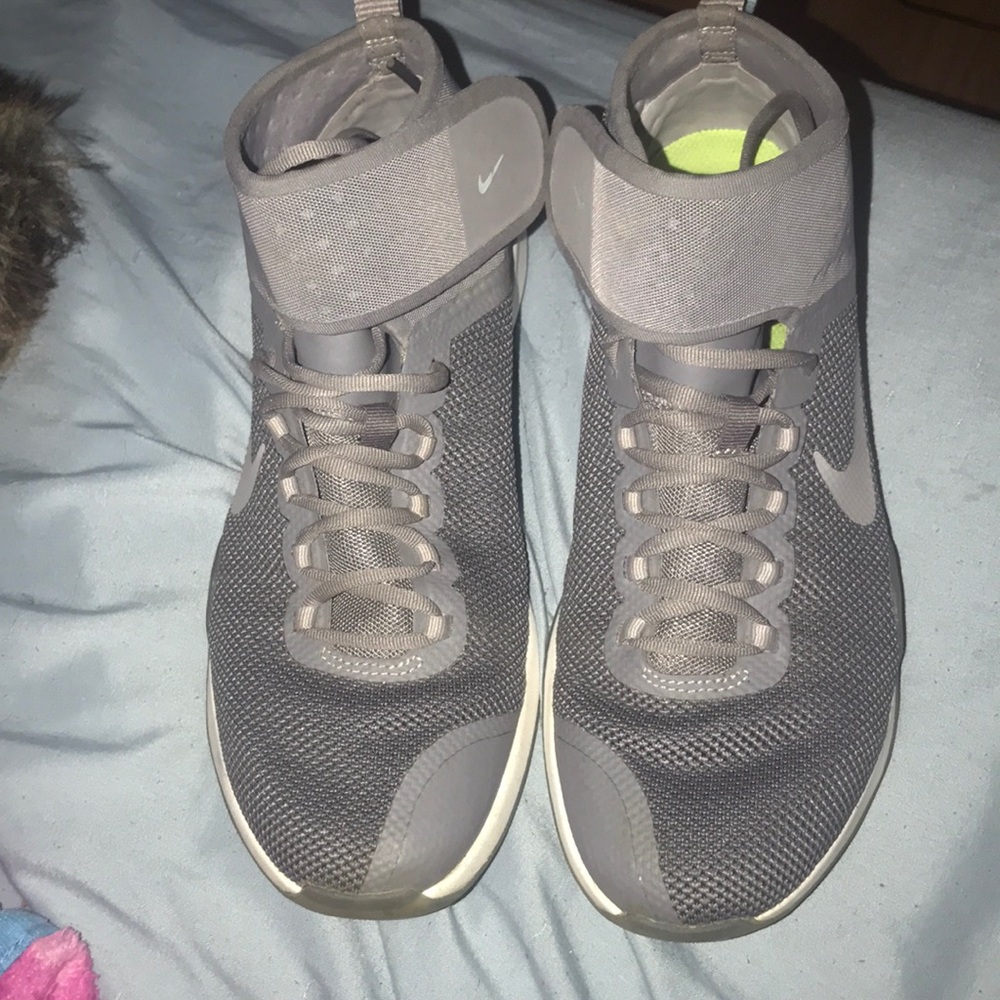 Basketball shoes